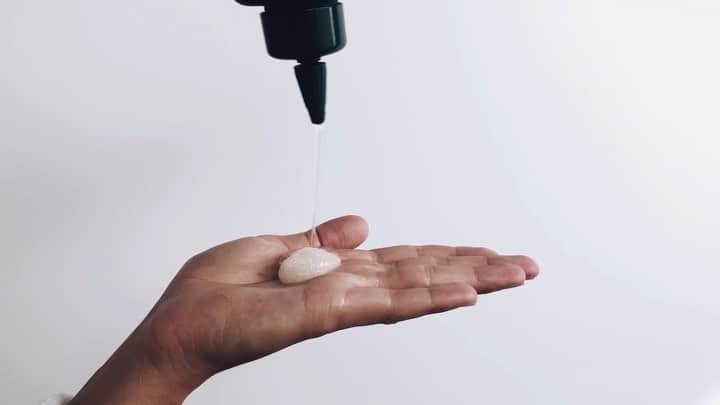 Kristin Essのインスタグラム：「Thick or thin? Personally I like my Instant Exfoliating Scalp Scrub to be on the thicker side because I typically only need it for small dry/flaky sections. But if I’m ever in a hurry or if I have a client who’s super tender-headed or if I want to do my entire head, I add a little Micellar Shampoo and mix it in my palms which makes it easier to move the sugar crystals around quickly. It also really helps you get in there if you have super thick hair. Just your healthy scalp PSA of the day 😉🌠🧖🏽‍♀️🚿」