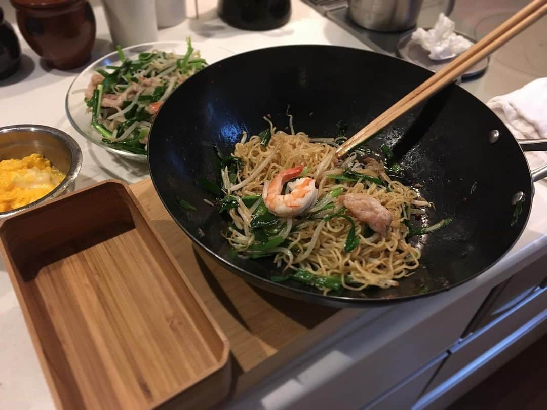 mikaさんのインスタグラム写真 - (mikaInstagram)「2019.08.30金曜日 ・ 本日の娘R弁当と #お弁当現場  焼きそばでパッタイもどきをつくって 冷ましてるところ ・ 豚と海老のパッタイ風焼きそば ・ カルディで買った パッタイペーストとナンプラーと砂糖すこしで パッタイ風焼きそば ・ そろそろ娘が出かける時間 雨足が強くなるのはなぜか？笑 ＊ ＊ #雨女 #九雲弁当箱の日 #九雲 #qumo #お弁当箱 #竹のお弁当箱 #台所 #キッチン #kitchen #生活 #台所仕事  #お弁当 #娘弁当 #弁当 #地味弁 #渋弁 #枯れ弁 #高校女子弁当  #JK弁当 #和食 #bento #bentobox #lunch #lunchbox  #暮らし #本日の娘R弁当  #マカロニメイト  #フーディーテーブル #IGersJP」8月30日 7時59分 - mikason925