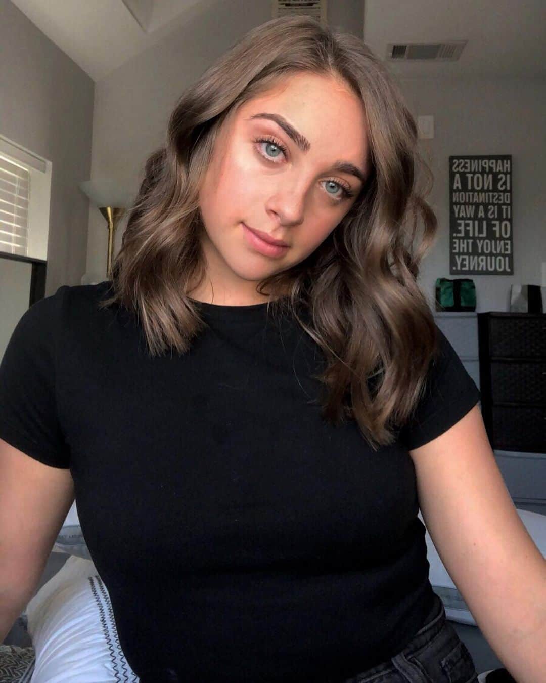 ペイトン・アーンストのインスタグラム：「I did a poll awhile ago asking if I should cut my hair or keep it long. The winner was to keep it long and well...I didn’t listen and decided to cut about 10inches off😬」
