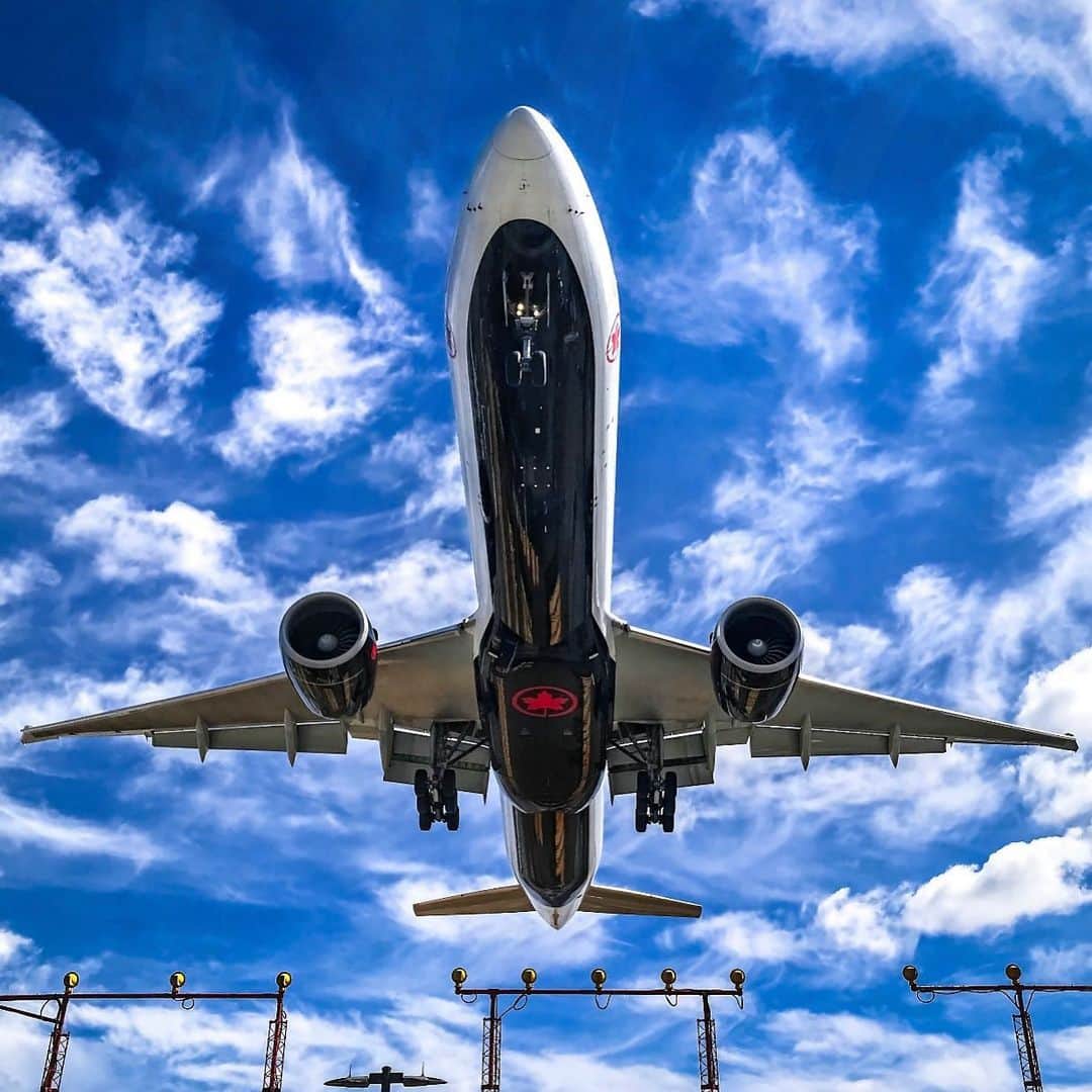 AIR CANADAさんのインスタグラム写真 - (AIR CANADAInstagram)「Hey @max_spotter. Made ya look! 😄😍#boeing777 . . Hé! @max_spotter. On a piqué votre curiosité? 😆😍 #boeing777」8月30日 2時34分 - aircanada