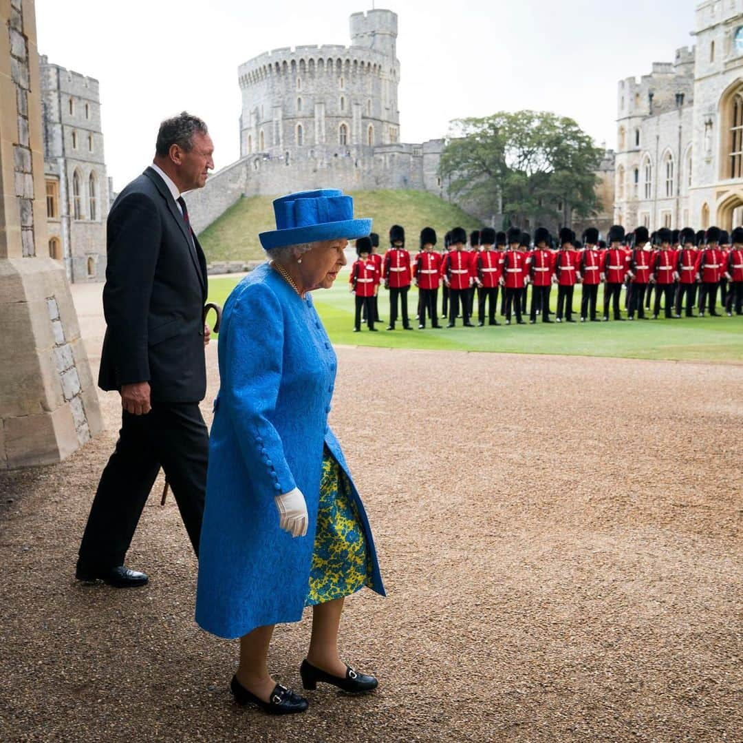 ニューヨーク・タイムズさんのインスタグラム写真 - (ニューヨーク・タイムズInstagram)「Queen Elizabeth II is Britain's head of state, but that doesn't mean she's going to weigh in on Brexit. When Boris Johnson asked the queen for permission to suspend the British Parliament, many hoped she would intervene. With lawmakers and the public starkly divided over #brexit, the prime minister’s request put the queen squarely in the middle of a heated issue — but constitutional experts say that the world’s longest-serving monarch had little sway over the matter. In her 6 and a half decades on the throne she has cultivated a strongly apolitical persona, and because she is the head of state in a constitutional monarchy, she is considered politically neutral, with limited decision-making powers. “In our political system she is the head of state, but she is not supposed to be governing — that’s left to the elected government,” a university lecturer explained. Visit the link in our bio to read more. @nytmills took this photo.」8月30日 2時34分 - nytimes