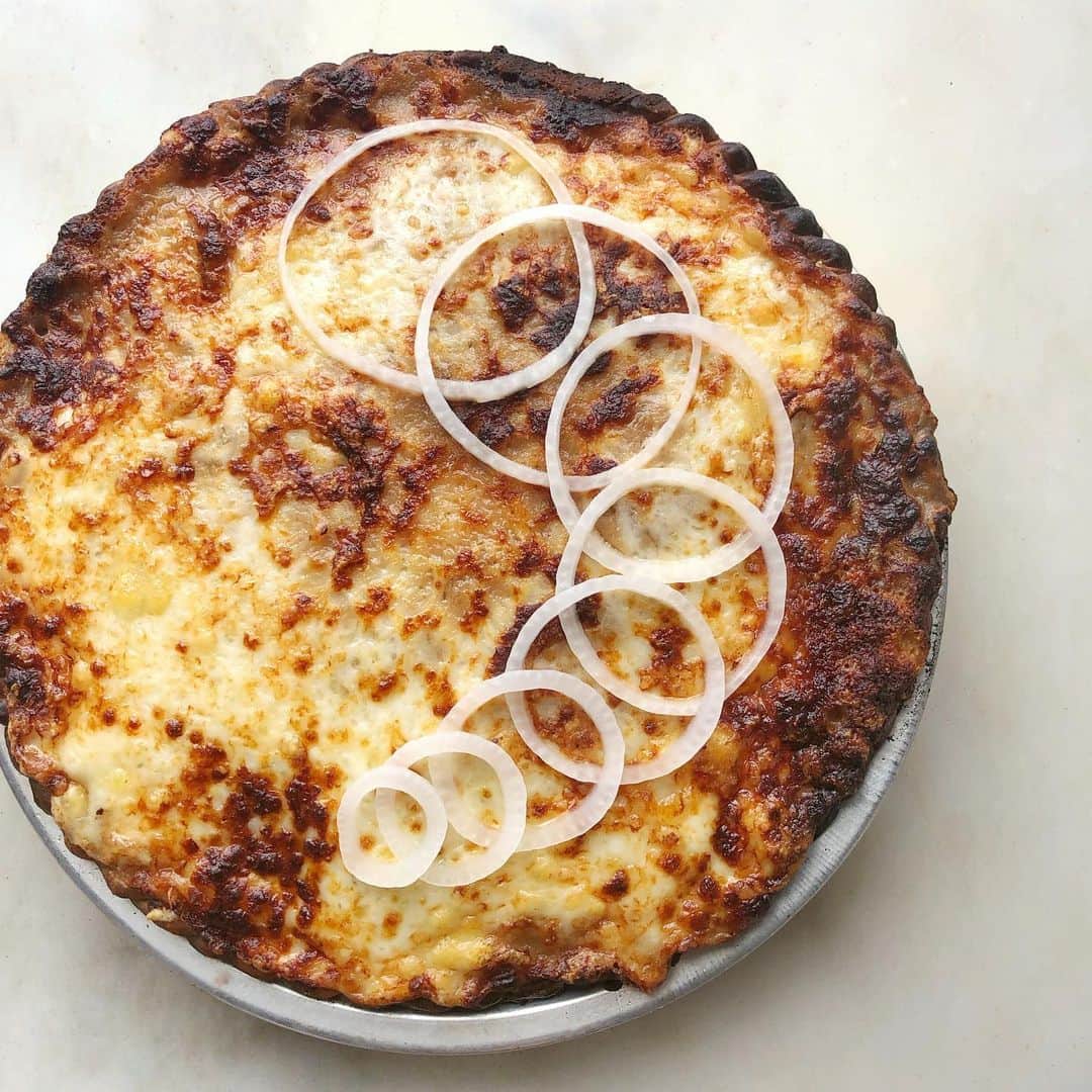 DOMINIQUE ANSEL BAKERYさんのインスタグラム写真 - (DOMINIQUE ANSEL BAKERYInstagram)「Last but not least: Jean-Georges Vongerichten @chefjgv’s Alsatian Onion Tart, a recipe from his mother, with slowly-caramelized onions with a splash of Chardonnay and silky béchamel, topped with melted Gruyère and pickled white onion. *** Tickets launch TOMORROW, FRIDAY 8/30 at 12pm at pienight.dominiqueanselkitchen.com (via Resy) for Pie Nights on Tuesdays-Thursdays 9/10-12, 9/17-19, 9/24-26, and 10/1-3.  #DAKPieNight @dominiqueanselkitchen」8月30日 2時46分 - dominiqueansel