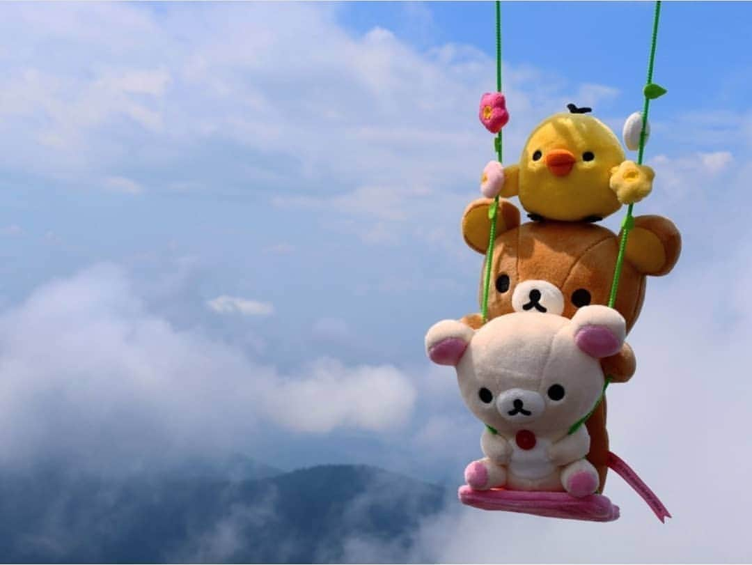 Rilakkuma US（リラックマ）さんのインスタグラム写真 - (Rilakkuma US（リラックマ）Instagram)「@kori_stagram.33 took this very whimsical photo of Rilakkuma and friends enjoying a a swing in the summer sky! Who else loves staring at the clouds? . . . #rilakkumaus #Rilakkuma #sanx #kawaii #plush #japan  #リラックマ #サンエックス」8月30日 2時46分 - rilakkumaus