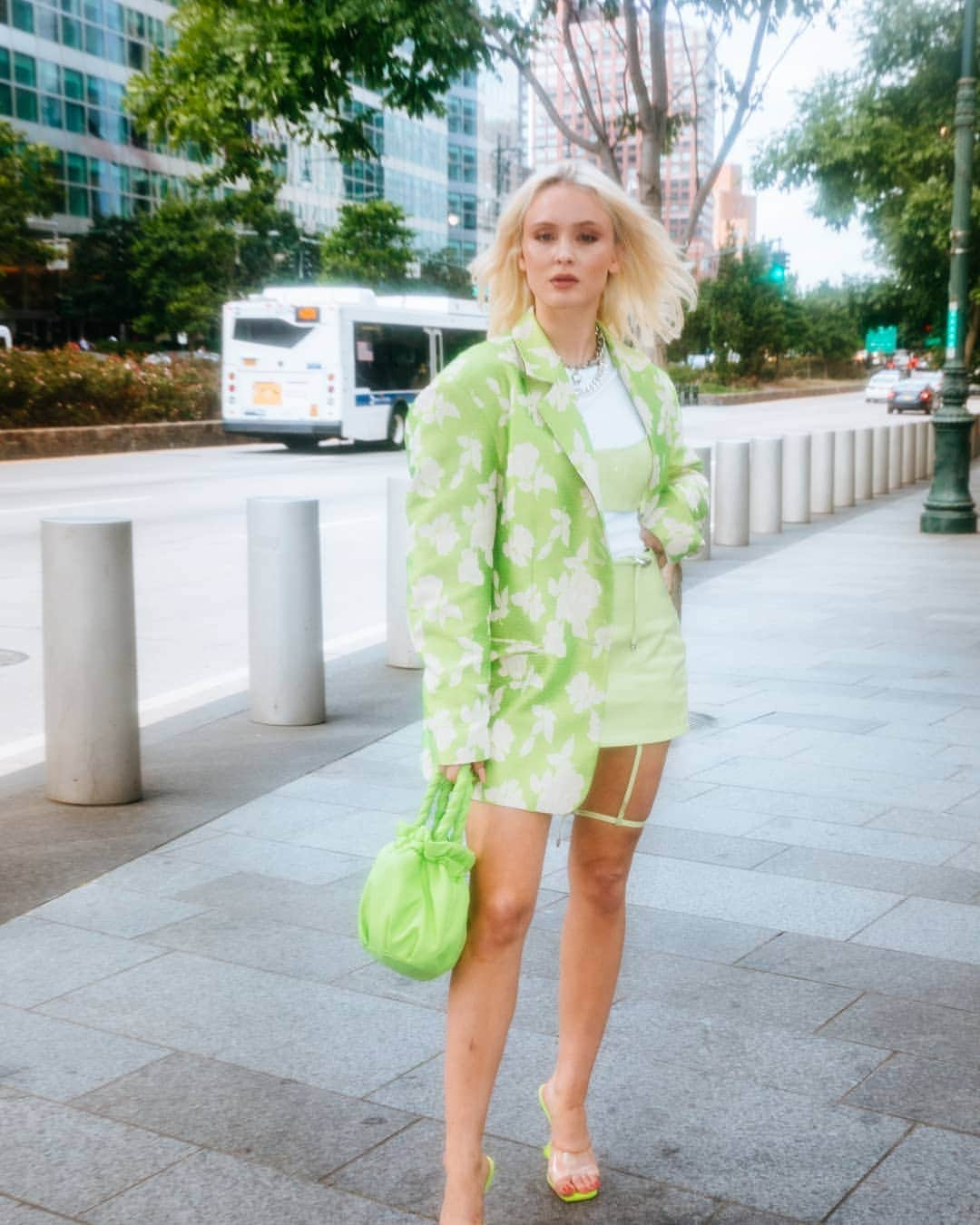 ザラ・ラーソンさんのインスタグラム写真 - (ザラ・ラーソンInstagram)「A little Apple in the big Apple snapped by @katiatemkin」8月30日 2時54分 - zaralarsson