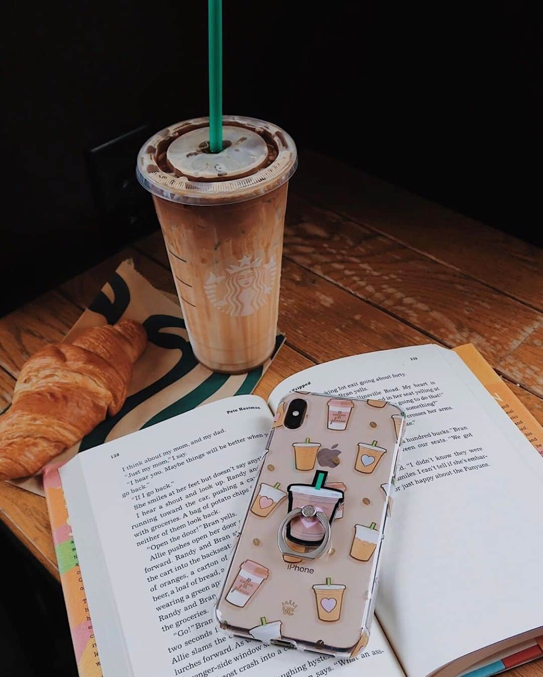 VELVETCAVIARさんのインスタグラム写真 - (VELVETCAVIARInstagram)「Our Iced Coffee grip ring... IRL. 🤩☕⠀⠀⠀⠀⠀⠀⠀⠀⠀ Iced Coffee Grip Ring and Coffee First Case. Get yours @velvetcaviar. #velvetcaviar #coffee #starbucks ⠀⠀⠀⠀⠀⠀⠀⠀⠀ ⠀⠀⠀⠀⠀⠀⠀⠀⠀ 📸: @thebookfeels」8月30日 3時01分 - velvetcaviar