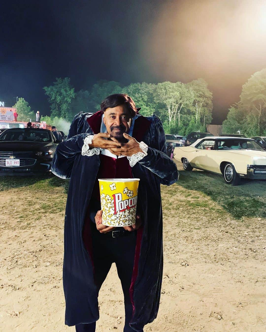 アダム・サンドラーさんのインスタグラム写真 - (アダム・サンドラーInstagram)「Last day of shooting Hubie Halloween. Thanks for all the hospitality this summer, Massachusetts. It was a blast. Have a great Labor Day weekend and see you next time.」8月30日 3時13分 - adamsandler