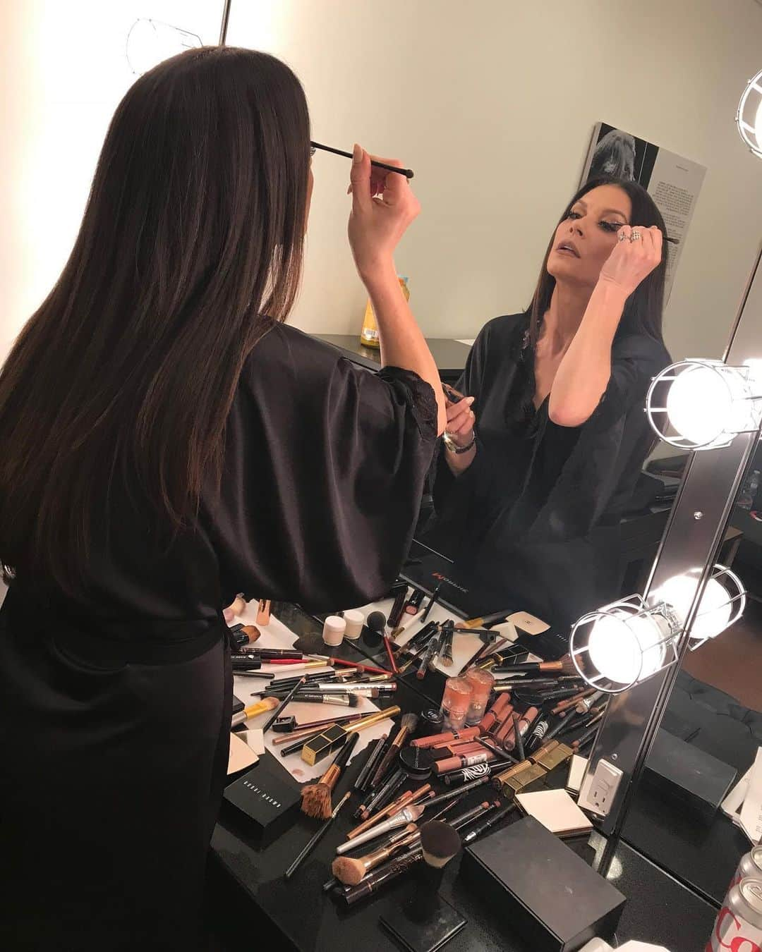 キャサリン・ゼタ・ジョーンズさんのインスタグラム写真 - (キャサリン・ゼタ・ジョーンズInstagram)「Makeup is a girl's best friend ❤️❤️ What couldn’t you live without? I choose mascara!! 😍」8月30日 3時12分 - catherinezetajones