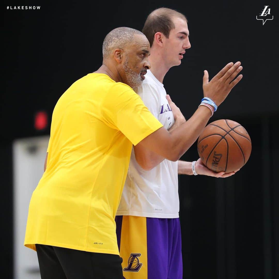 Los Angeles Lakersさんのインスタグラム写真 - (Los Angeles LakersInstagram)「Coach Phil Handy’s MasterClass 📚 #LakeShow」8月30日 3時16分 - lakers