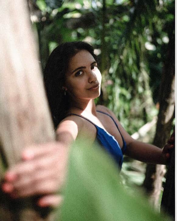 アマニ・ファンシーのインスタグラム：「In Bali, I was lucky to meet some beautiful souls... one of these, a very special, gentle, playful one, was a German Photographer - Lukas. Your talent never stops to astound me... and your most recent piece of work is just incredible... head to @scrayzor’s bio to watch his Nusa Penida video... I visited the same place in Bali & his video really does it justice! I have never seen such amazing editing - if you ever want a photoshoot, THIS IS THE MAN TO CONTACT! ❤  Auf Bali hatte ich das Glück einige wunderschöne Seelen zu treffen ... eine davon, eine ganz besondere, liebenswürdige, verspielte, war ein deutscher Fotograf - Lukas. Dein Talent hört nie auf, mich zu verblüffen ... und deine neueste Arbeit ist einfach unglaublich ... besucht @scrayzor’s bio, um euch sein Nusa Penida-Video anzusehen - ich hab Nusa Penida auch besucht während meine Bali Reise & sein Video zeigt die Magie von diese bezaubernde Insel ... ich habe noch nie so erstaunliche Bearbeitungen gesehen - wenn ihr jemals ein Fotoshooting machen möchtet, DAS IST DER MANN, DEN IHR KONTAKTIEREN SOLLT! ❤」