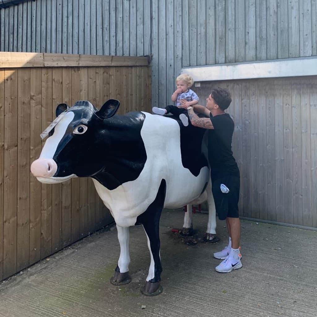 GazGShoreさんのインスタグラム写真 - (GazGShoreInstagram)「Honestly think we have visited every farm around Leeds in a 30 minute radius 😂Chester loves it so it has to be done 💙 @emma_jane1392」8月30日 3時20分 - gazbeadle