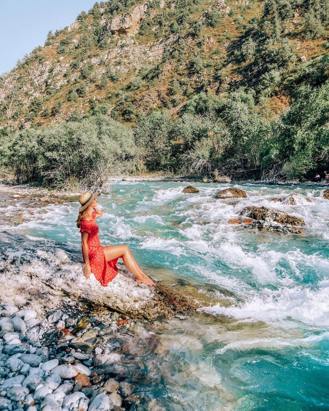 Izkizのインスタグラム：「Exploring the Aksu-Zhabagly Nature Reserve in Kazakhstan was so much fun, we hiked up canyons, through gorges and down to the beautiful Aksu River where we had a picnic by the water 💙 Over the week we saw so many diverse landscapes in this beautiful country 🇰🇿 Check my Kazakhstan story highlights for more! #jastarjyly #openqazaqsta #southqazaqstan #kazakhstan」