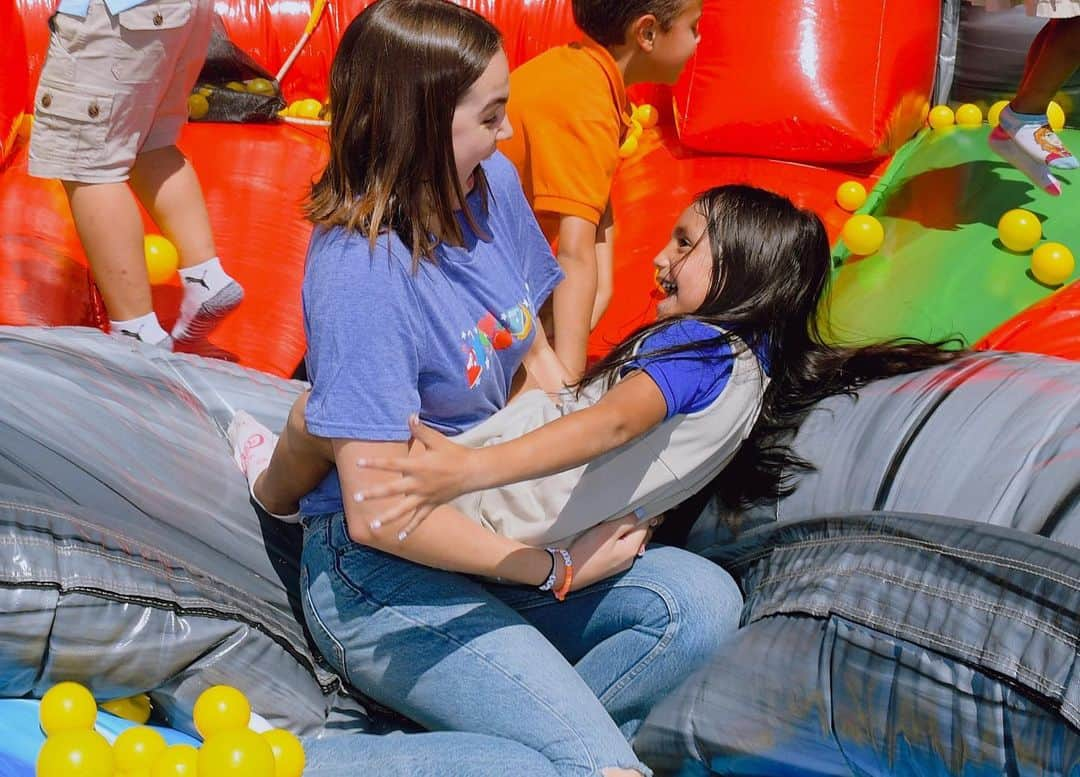 ベイリー・マディソンさんのインスタグラム写真 - (ベイリー・マディソンInstagram)「They are the voice of our future 💕 Did you know that 13.1 million children in America are at risk of going hungry .... @laurenalaina and I truly had such a priceless day in Nashville yesterday hanging out with students at Whitsitt Elementary to celebrate the start of a new school year💕💕 I was so grateful to team up with @verabradley & @blessingsinabackpack to give away backpacks filled with weekend food kits to 475 students, while jumping in bounce castles and eating cotton candy at the #backtoschool carnival. The most amazing part? Vera Bradley is matching donations to #blessingsina🎒 , all you have to do is click the link in my bio.  Ps. Thank you to my dear friend @brigott for introducing me to this amazing team xoxo」8月30日 3時30分 - baileemadison