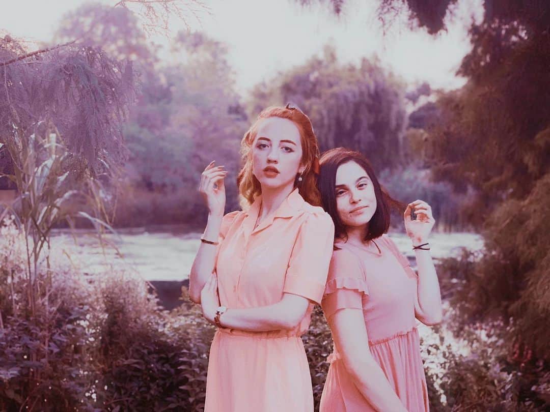 ベッキー・クルーエルのインスタグラム：「mystery in history 🍷⁣ ⁣ my ever excellent friend @kelsey_ellison and I in regents park this week, after a perfect picnic in the rose garden, pic as always by @snackyboy 🍇⁣ ⁣ thank you so much for the kind comments on my new video. I wanted to come from a place of discussing exploitative natures of it rather than from a dismissive place. you can find it in my bio 🌟」
