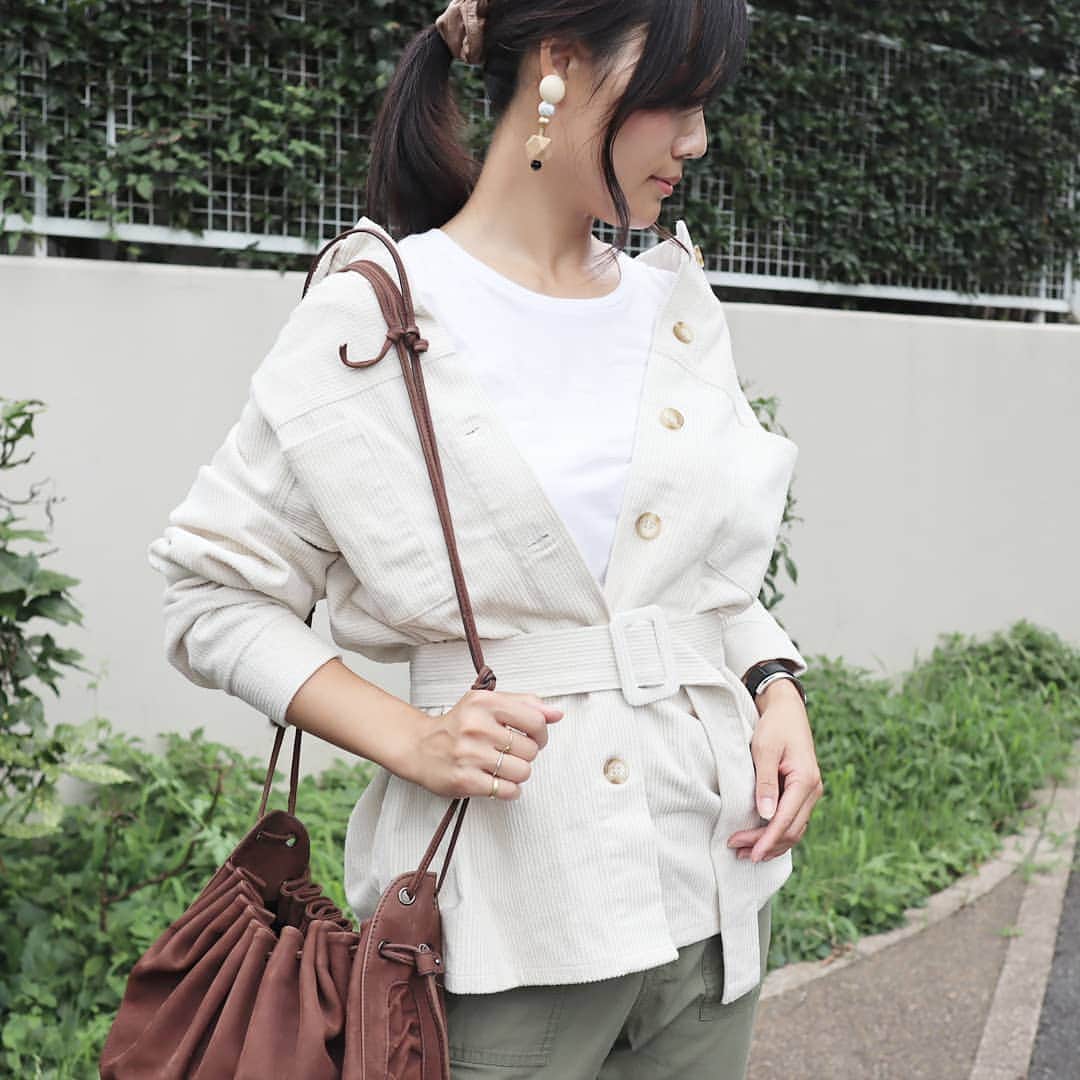Eri Satoのインスタグラム：「ivory×olive green×brownコーデ · 秋服始めました🍂 とはいえまだ暑いが🙄 @titivatejp の #ウエストマークコーデュロイライトジャケット · これ展示会でスタッフさんが着てて可愛いと思ってたの😊 この秋はコーデュロイがとっても気になるー💕 · ようやく夏休みも終わりますね···😇 · #ティティベイト#titivate  #titivatestyle#fashion#ootd#outfit#code#coordinate#style#ファッション#コーディネート#コーデ#プチプラ#プチプラコーデ#ママコーデ#シンプルコーデ#mamagirl#locari#ママファッション #partegram#読者モデル#ママモデル #l4like#カジュアル#お洒落さんと繋がりたい#コーデュロイ#秋服#秋ファッション」