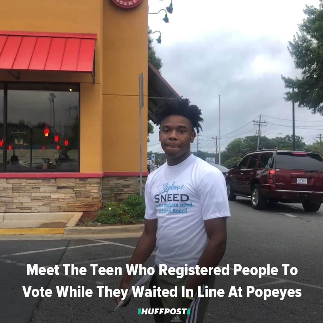Huffington Postさんのインスタグラム写真 - (Huffington PostInstagram)「Love this! 👏 As people across the country lined up for the insanely popular chicken sandwiches at Popeyes, one thoughtful teen used the opportunity for good. High school senior David Ledbetter went to a Popeyes in Charlotte, North Carolina this weekend in hopes of getting locals excited about an upcoming election ― and registered to vote. "It felt good to do a service to the community, to engage them in a political way,” he told HuffPost. Ledbetter felt strongly about reaching out to people not typically targeted by politicians ― young people like himself. “I have a passion for increasing young people’s involvement. The youth is the future, and I believe we should amend some of these political views and subjects and aid the youth in their upcoming years.” // Read more in the link in bio. // 📷: @dllegrande⁠」8月30日 3時40分 - huffpost