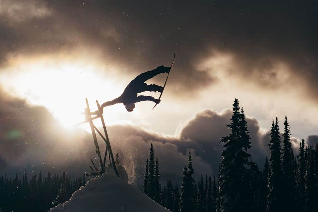 アナログクロージングさんのインスタグラム写真 - (アナログクロージングInstagram)「@travelindan taking a break from pow turns to make use of all the elements at @baldfacelodge. 📷: @dustinlalikphoto」8月30日 3時35分 - burtonsnowboards