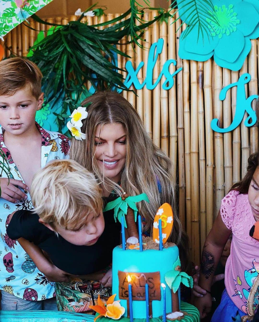 ファーギーさんのインスタグラム写真 - (ファーギーInstagram)「Happy 6th Birthday #AxlJack 💙💙💚💚 #AxlsIsland」8月30日 3時48分 - fergie