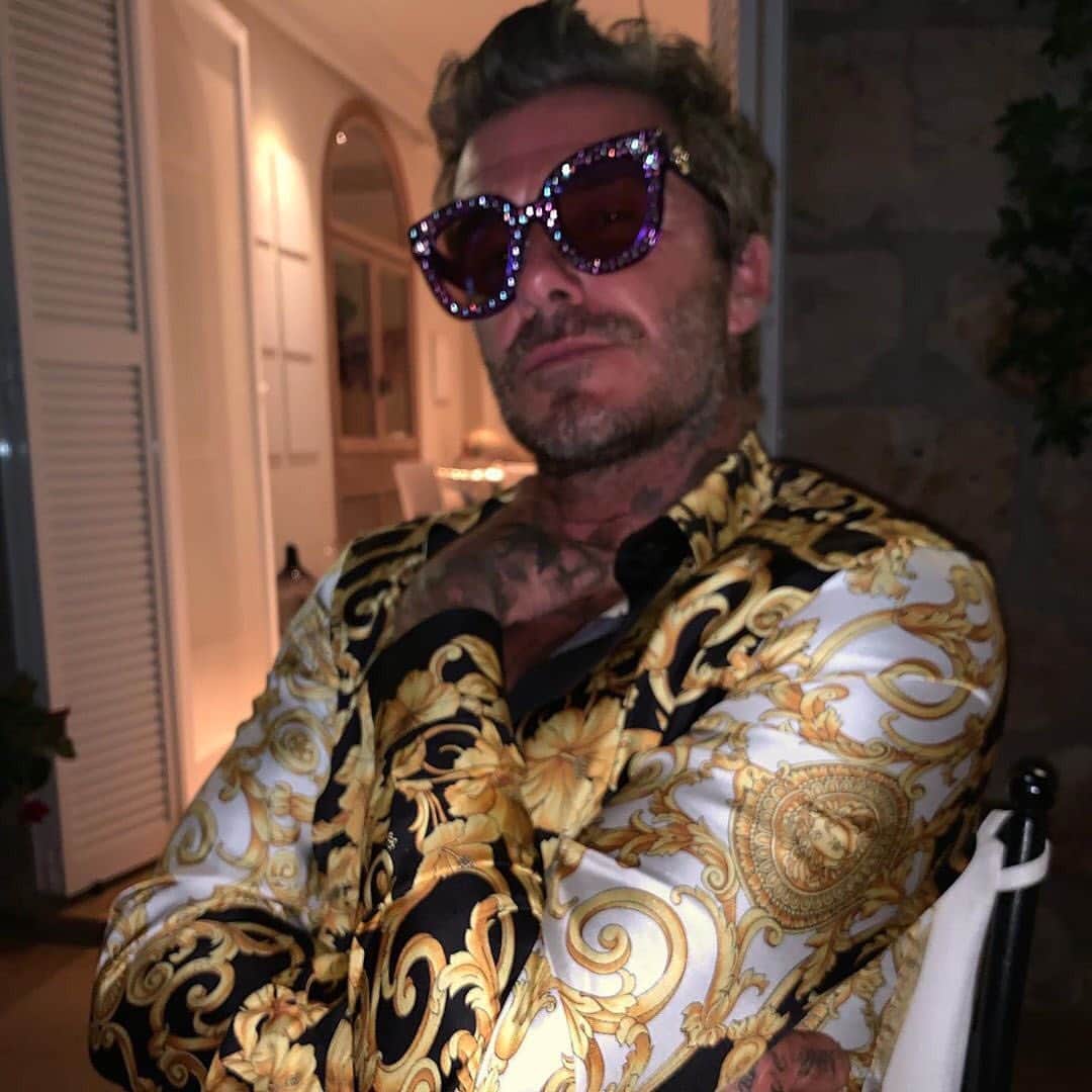 Vogue Beautyさんのインスタグラム写真 - (Vogue BeautyInstagram)「During @davidbeckham's recent travels the soccer star’s vacation style has hinted at a personal style change. From flashy getups to one very Elton-inspired look, does this mark the beginning of a new style era for David? At the link in our bio, see how Beckham is taking maximalism to new heights, worthy of a Rocket Man, no less.  #regram @victoriabeckham」8月30日 3時40分 - voguebeauty