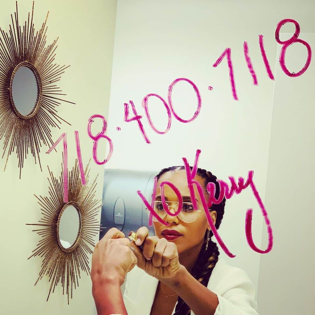 ケリー・ワシントンさんのインスタグラム写真 - (ケリー・ワシントンInstagram)「TEXT ME 😍😱😃」8月30日 3時41分 - kerrywashington