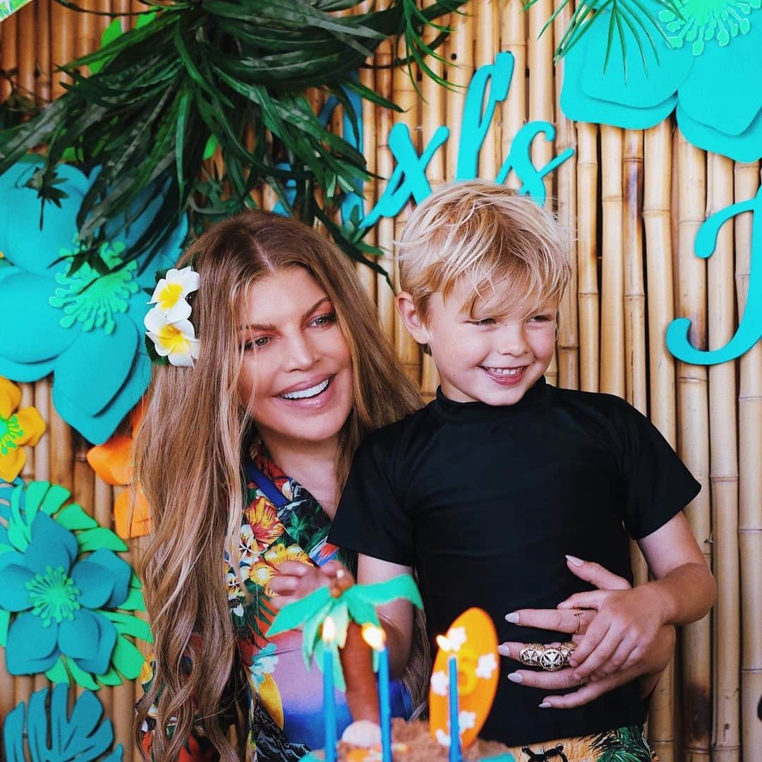 ファーギーさんのインスタグラム写真 - (ファーギーInstagram)「Happy 6th Birthday to the love of my life #AxlJack 💙💙💚💚 #AxlsIsland」8月30日 3時43分 - fergie