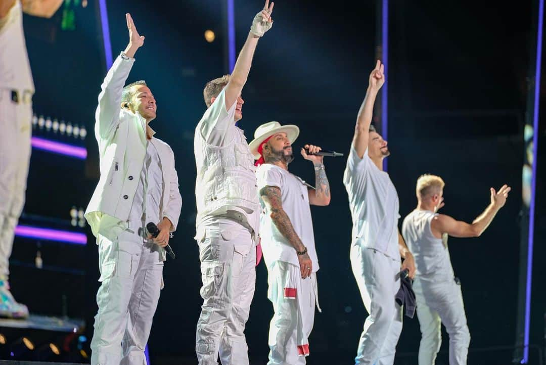 backstreetboysさんのインスタグラム写真 - (backstreetboysInstagram)「This artistry 🙌🏼 Tulsa, thanks for being patient and rockin’ with us last night! #BSBTUL #DNAWorldTour」8月30日 3時52分 - backstreetboys