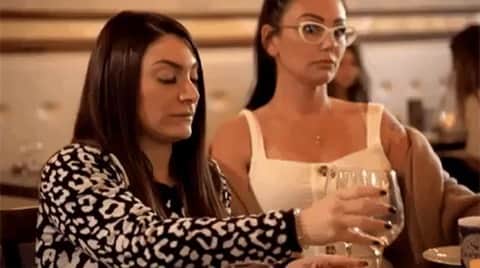 ディーナ・ニコール・コルテーゼのインスタグラム：「Luckily I’m able to drink some wine during this AWKWARD brunch lol I was just trying to have a good time with my girls ! First day out with my girls since the baby ! Tune into #JSFamilyVacation tonight at 8/7C on @mtv」