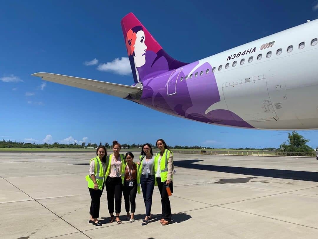 ハワイアン航空さんのインスタグラム写真 - (ハワイアン航空Instagram)「A few of our summer interns snapped a quick photo before touring and learning about our A330 aircraft. #PualaniProud ✈️🌺 #avgeek」8月30日 4時00分 - hawaiianairlines