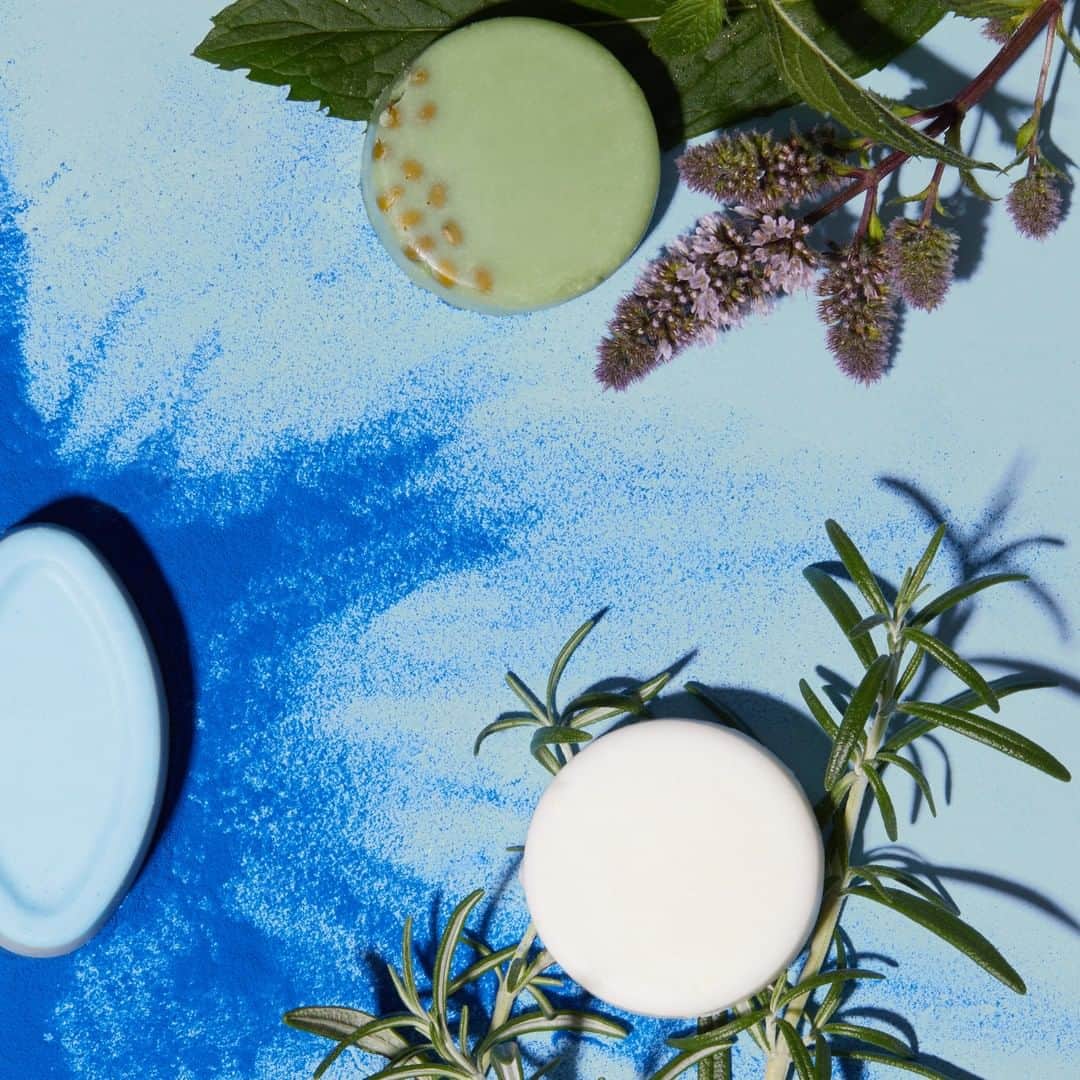 LUSH Cosmeticsさんのインスタグラム写真 - (LUSH CosmeticsInstagram)「Oily skin doesn't stand a chance with this dynamic trio. 💪 Tap for details.⁠ ⁠ 💚 Jade Roller Naked Cleansing Balm has astringent hazelnut and refreshing peppermint oils to leave skin tingly fresh.⁠ ⁠ 💙 Light Touch Naked Facial Oil has clarifying witch hazel and easily-absorbed jojoba and meadowfoam oils that mimic skin's natural sebum.⁠ ⁠ 💕 Tea Totaler Naked Cleansing Balm keeps things in balance with tea tree, sage and rosemary oils. A herbal dream. ⁠ ⁠ Link in bio to shop.⁠ *⁠ *⁠ *⁠ *⁠ *⁠ #veganbeauty #crueltyfreebeauty #crueltyfree #crueltyfreecosmetics #veganlife #vegan #greenbeauty #vegansofig #veganliving #vegans #beauty #skin #natural #naturalskincare #naturalbeauty #skincareroutine #instabeauty #healthyskin #beautyaddict #glowingskin #bblogger #wellness #beautiful」8月30日 4時00分 - lushcosmetics