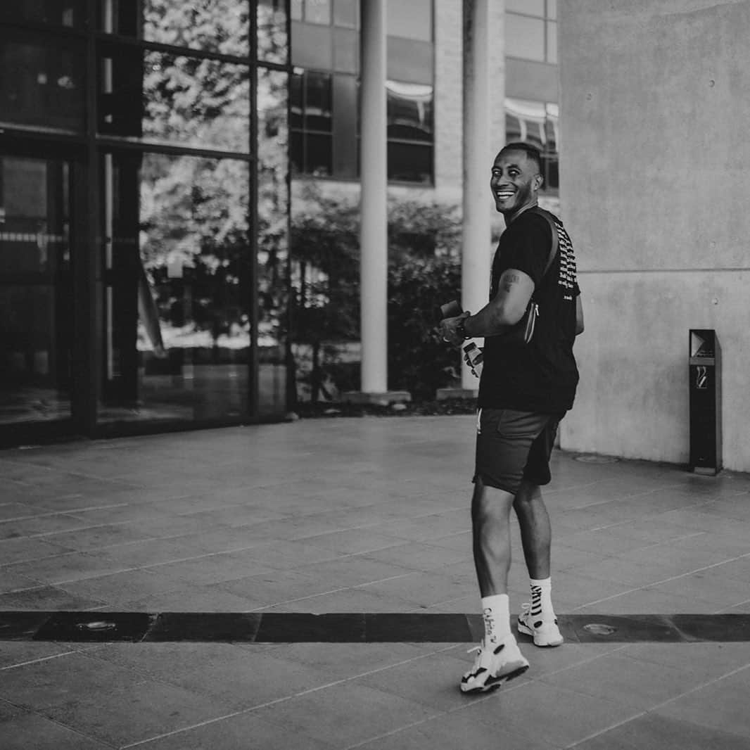 サネリー・ジェームズのインスタグラム：「Happiness is a mindset. Smile! 🔑」