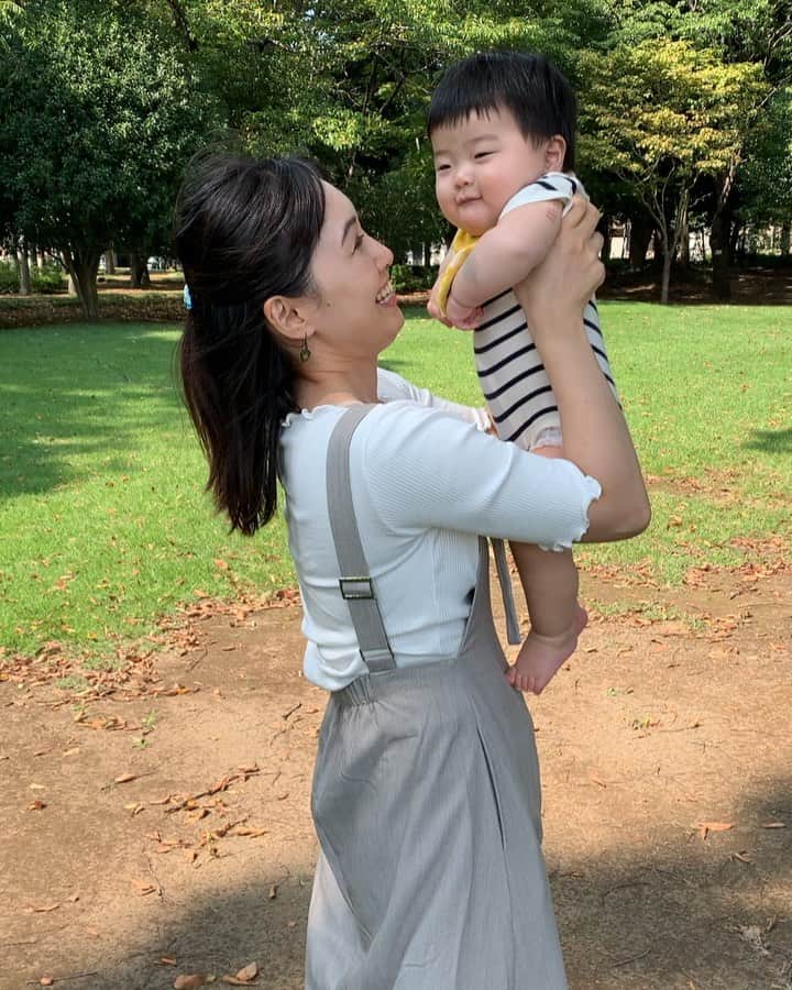 のインスタグラム：「令和元年8月30日、35歳になりました！  年取るのは嬉しくないけれど😣、 息子を出産して、誕生日の意味合いがぐっと深くなりました。誕生日をまた迎えられる喜びと自分を大切にしてくれる人たちへの感謝で、ハッピーに過ごしていきます😊  息子は8ヶ月になりました！大きく育ってるのと筋力のなさであまり高く持ち上げられてません😂  36歳の私へ、筋トレ続いてる？ 皆さん1年後の答えを見守ってください😂👍 いつもありがとうございます😊💕 #誕生日 #35歳 #息子 #赤ちゃん #8ヶ月 #birthday #son #baby #생일 #아기 #아들 #ootd ＃kbf #ワンショルダーワンピース #プチバトー #petitbateau」