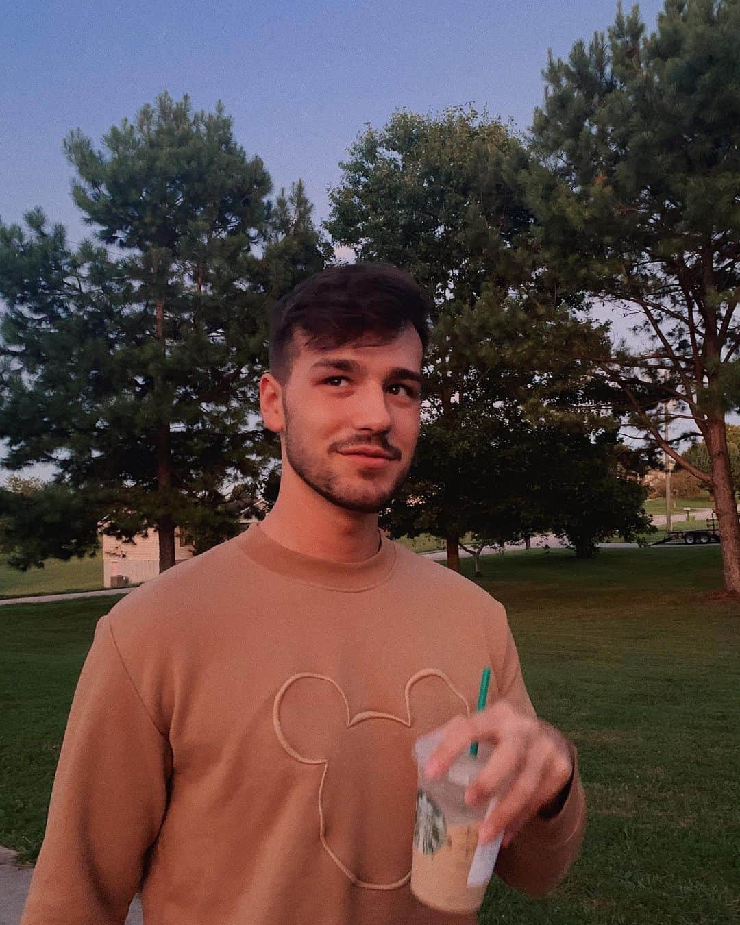 ジェイコブ・ホワイトサイズのインスタグラム：「imagine failing ur vsco girl audition because u brought starbucks in a plastic cup and not a hydroflask」