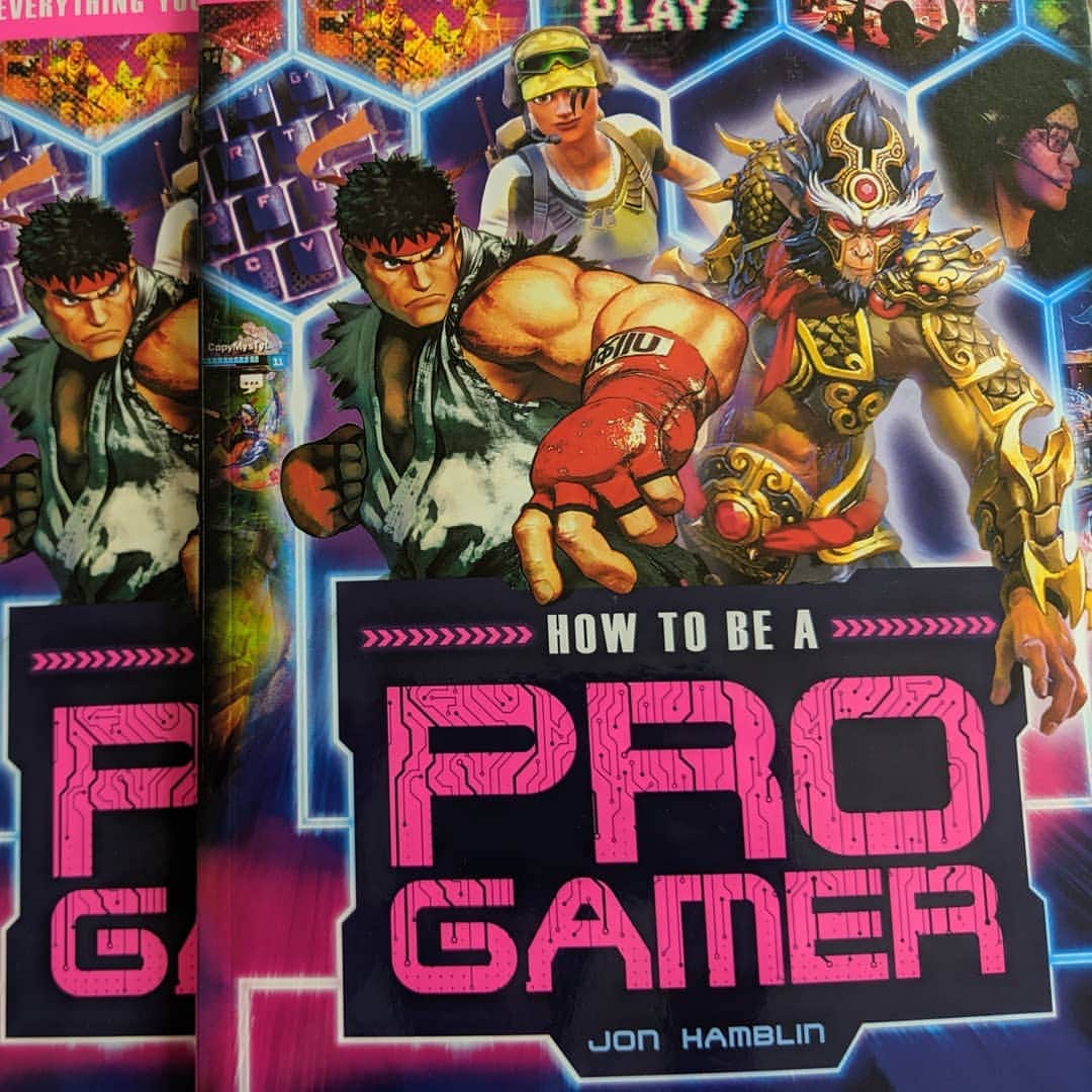 梅原大吾のインスタグラム：「Look for the book “How to Be a Pro Gamer” by @jon_cybernet, available now. Thanks for including me!」