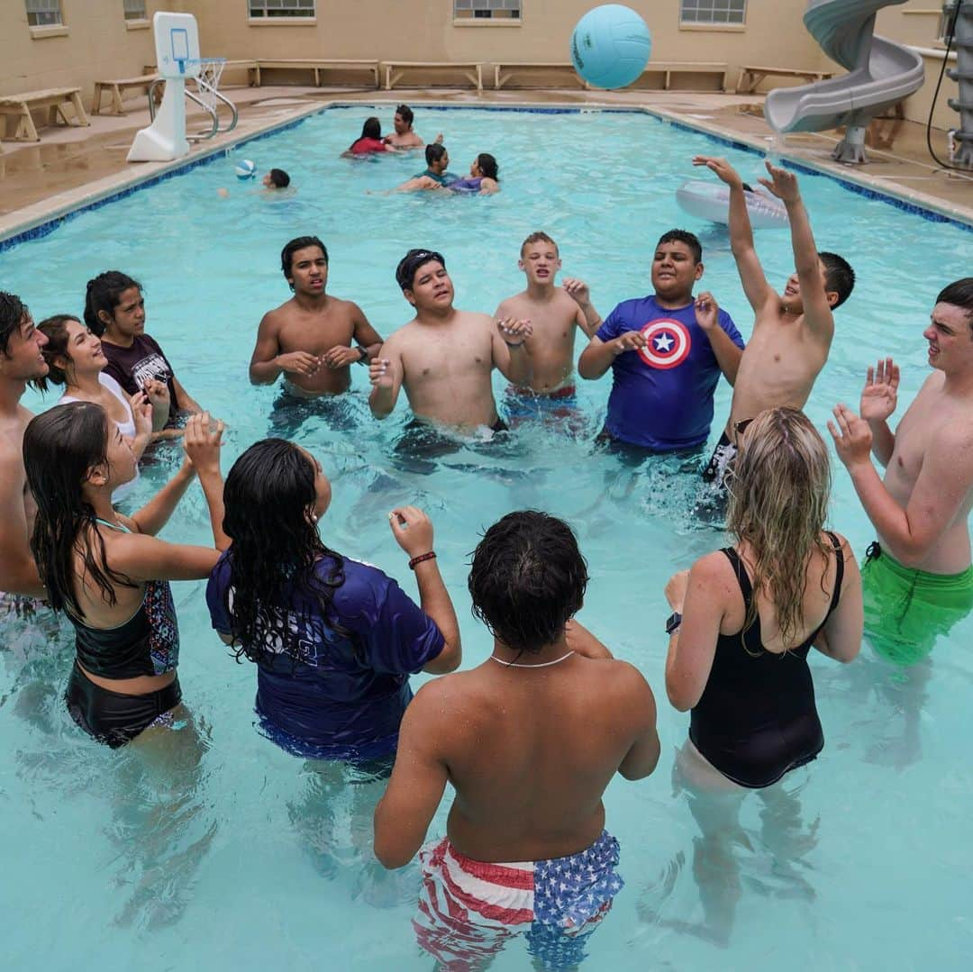 ニューヨーク・タイムズさんのインスタグラム写真 - (ニューヨーク・タイムズInstagram)「Growing up in the summer of 2019 on the Texas-Mexico border is to grow up with a stigma. The teenagers hear and feel the stereotypes. They must be poor; their parents must not be in America legally. But at a summer camp, the immigration debate feels far away. For the past 4 summers, the Presbyterian Mo-Ranch Assembly has brought a version of its summer camp to South Texas where it mixes traditional activities — swimming, nature hikes, chore charts and sloppy Joes — with Christian music and religious worship time. Although the original intent was to provide a Christian summer camp experience for the children of undocumented migrants, the Mo-Ranch staff does not pry into the immigration status of the campers and their parents. “We do want to give them this opportunity to be in a bubble, to be in this awesome bubble where for this one week they don’t have to worry about anything else going on in their families or in the area,” said Richard Bombach, Mo-Ranch’s director of camps. Visit the link in our bio to read more. @veronica_g_cardenas took these photos.」8月30日 4時49分 - nytimes