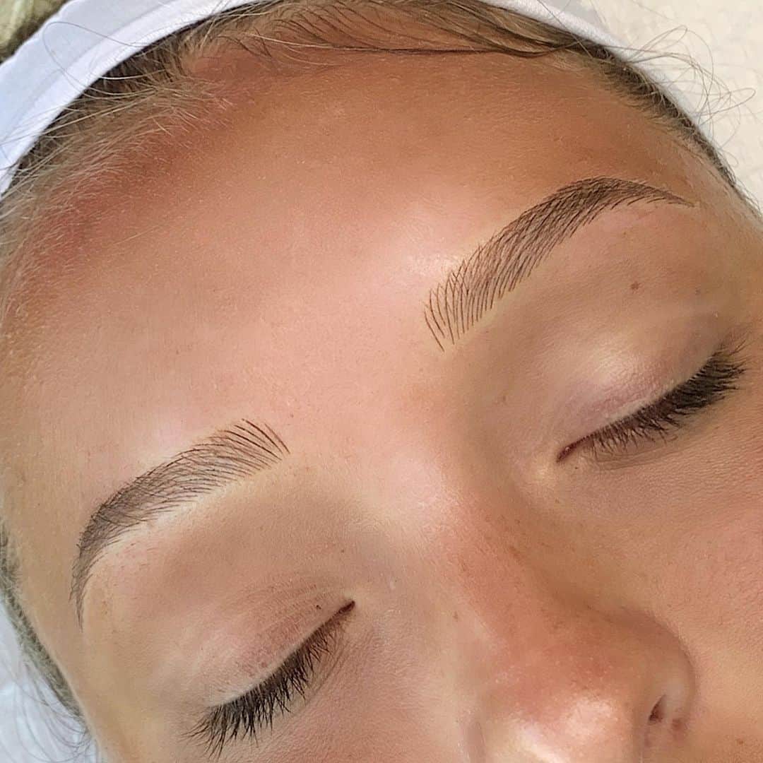 Haley Wightさんのインスタグラム写真 - (Haley WightInstagram)「Some of my fav brows 🤓 Microblading with light ombré shading! So pretty! Swipe to see her before ➡️ To book with me visit our website @studiomerakipdx or call us at (971)337-5401 ❤️ . . #microblading #cosmetictattoo #brows #eyebrows #portland #oregon #microbladedeyebrows #microbladed #meraki #ombrebrows #microblade #portlandmicroblade #portlandmicroblading #oregonmicroblade #oregonmicroblading」8月30日 4時49分 - cosmobyhaley