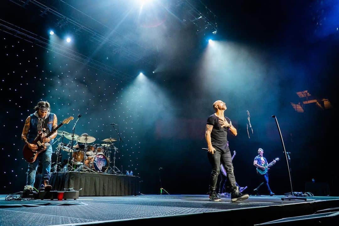 クリス・ドートリーのインスタグラム：「Thank you all for the LOVE this week!!!♥️♥️♥️ We felt every piece of it!!!🙏🏻🙏🏻🙏🏻 5 shows in 6 nights!  Shoutouts to #newyork , #newjersey , #connecticut and #pennsylvania  TOMORROW 8.30 @turningstone #NY SATURDAY 8.31 @hardrockhcac #NJ #atlanticcity #hardrock  See you there!」