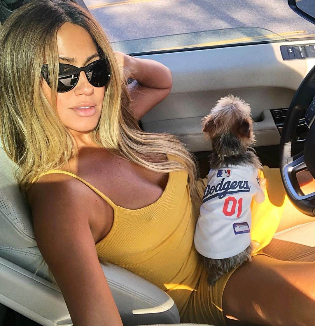 ジェシカ・バーチアーガのインスタグラム：「Who caught the Dodger game last night? 😎⚾️ Dress: @fashionnova #NovaBabe #DogMomLife」