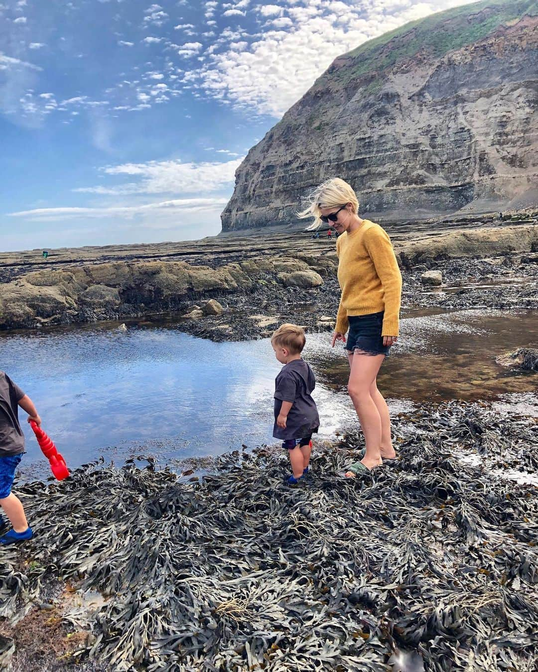 ヘレン・スケルトンさんのインスタグラム写真 - (ヘレン・スケルトンInstagram)「Something about that sky and that air in Staithes.... I can see why so many artists love it. #uktravels #uksummer #vanlife #yorkshire #freshair #boys (Boys jackets @smallstories_uk )」8月30日 5時07分 - helenskelton