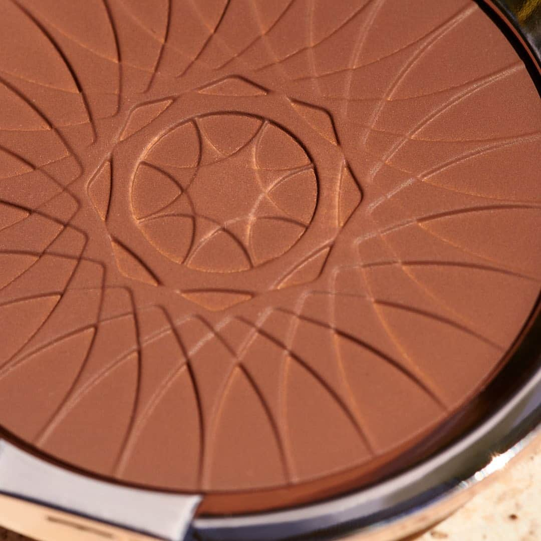 エスティローダーさんのインスタグラム写真 - (エスティローダーInstagram)「Keep your complexion in check this summer with our LIMITED EDITION #BronzeGoddess Ultimate Mineral-Infused Matte Bronzer ☀️ This skin-loving, pore minimizing cream #bronzer instantly refines skin's texture & evens skintone with a sheer, soft matte finish.」8月30日 5時07分 - esteelauder