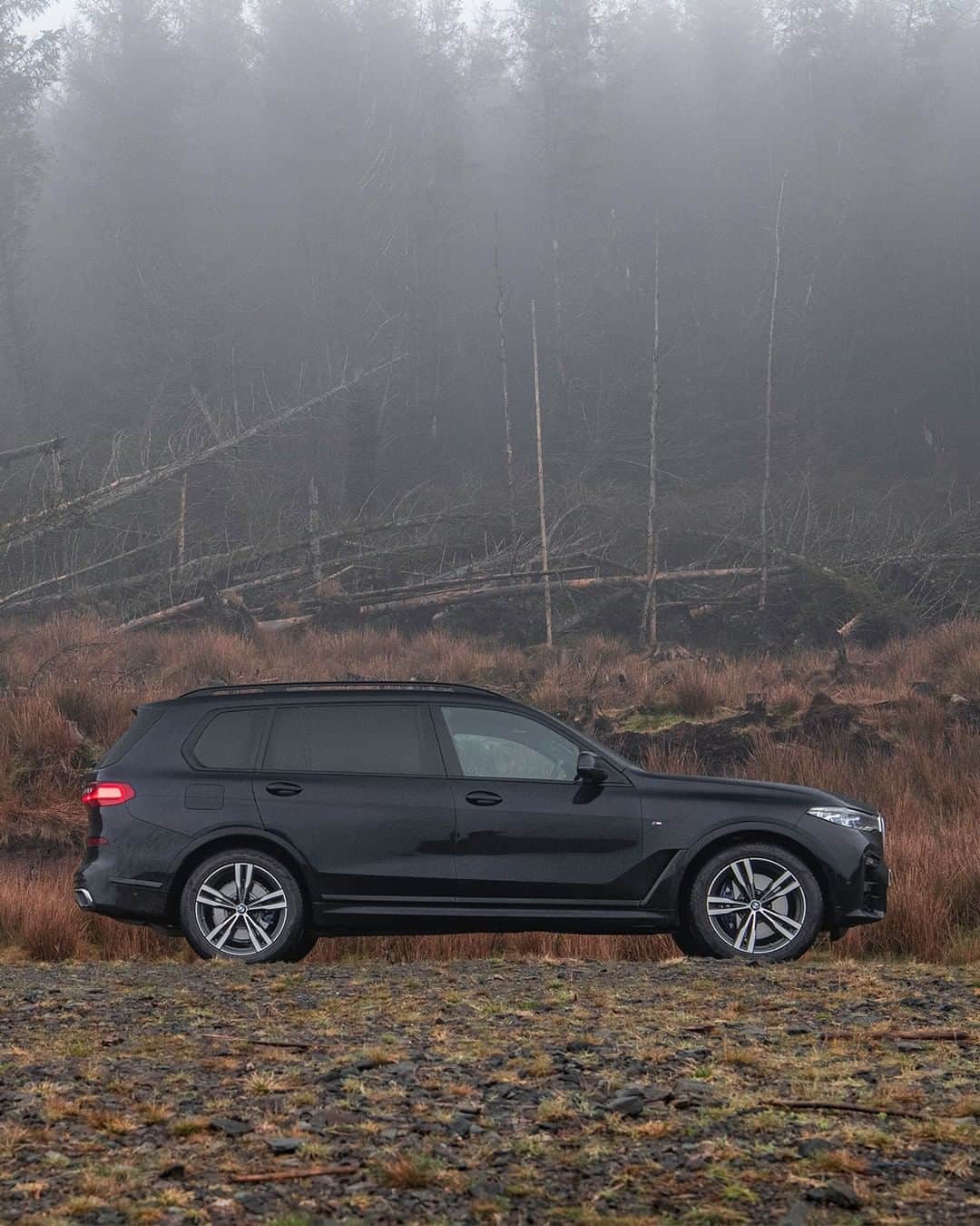 BMWのインスタグラム：「You recognize a true leader when you see one. The BMW X7. #TheX7 #BMW #X7」