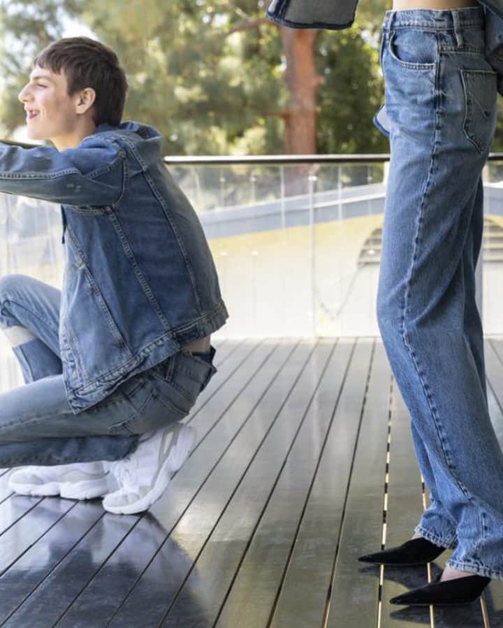 ハドソンのインスタグラム：「Lighter moods (and washes) for the long weekend ahead. Get a head start on all the fun by taking an extra 25% off sale items. #HudsonJeans」