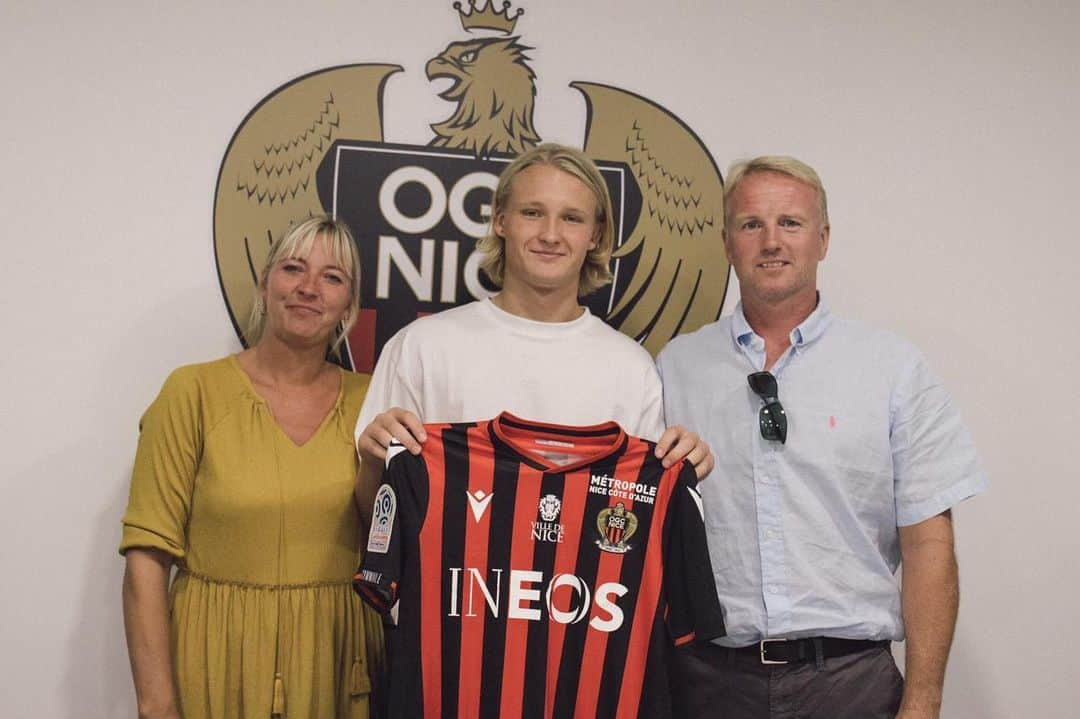 カスパー・ドルベリのインスタグラム：「The start of a new chapter ⚫️🔴 #issanissa」