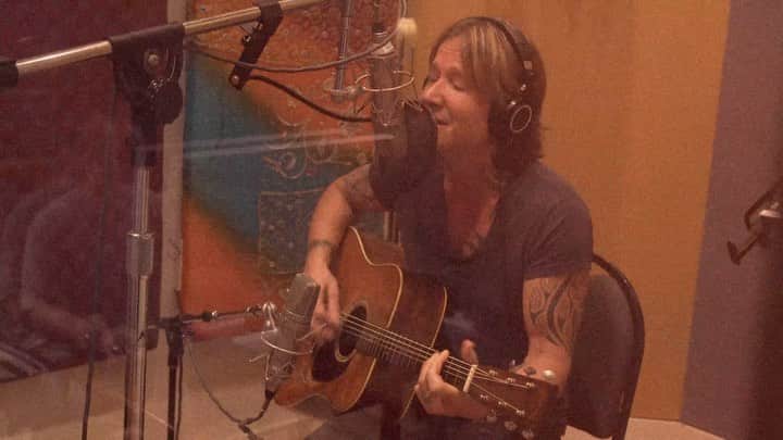 キース・アーバンのインスタグラム：「Two heartbeats in the moonlight #WeWere Acoustic • link in bio.」