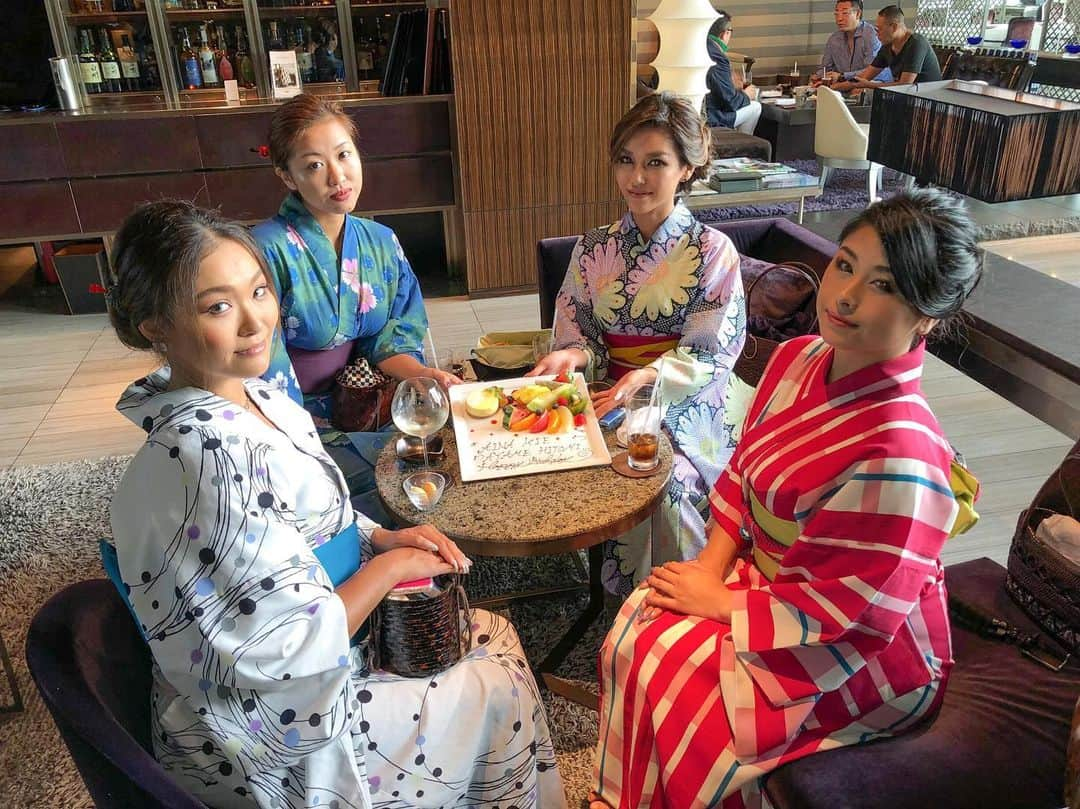 AYAMEさんのインスタグラム写真 - (AYAMEInstagram)「#yukata#japanesestyle#summerkimono#wargo#ladiesdayout#tokyo#mandarinoriental#bar#birthday#bornsummer#bloggerlife#blogger#bloggerstyle#photogenic#mandarinorientaltokyo#lounge#hotellounge#ラウンジ#浴衣#浴衣ヘア#和装#浴衣女子会#女会#バースデー#夏生まれ#オトナ女子」8月30日 5時29分 - l.ayame