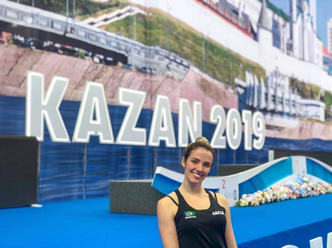 ナターリア・ガウジオのインスタグラム：「Hoje foi dia de treino de pódio... Amanhã iniciamos a competição aqui em Kazan com Bola e Arco!! Vamos com muita força, garra e coragem pra mais esse desafio... Deus no comando sempre!! Contamos com a torcida e energia positiva de todos vocês!! 🙏🏼✨🇷🇺💪🏼🤸🏼‍♀️😍🇧🇷❤️ #focus #worldcup #kazan2019 #love #rhythmicgymnastic #faith #podiumtraining #timebrasil #cbg #caixaesportes #grateful」