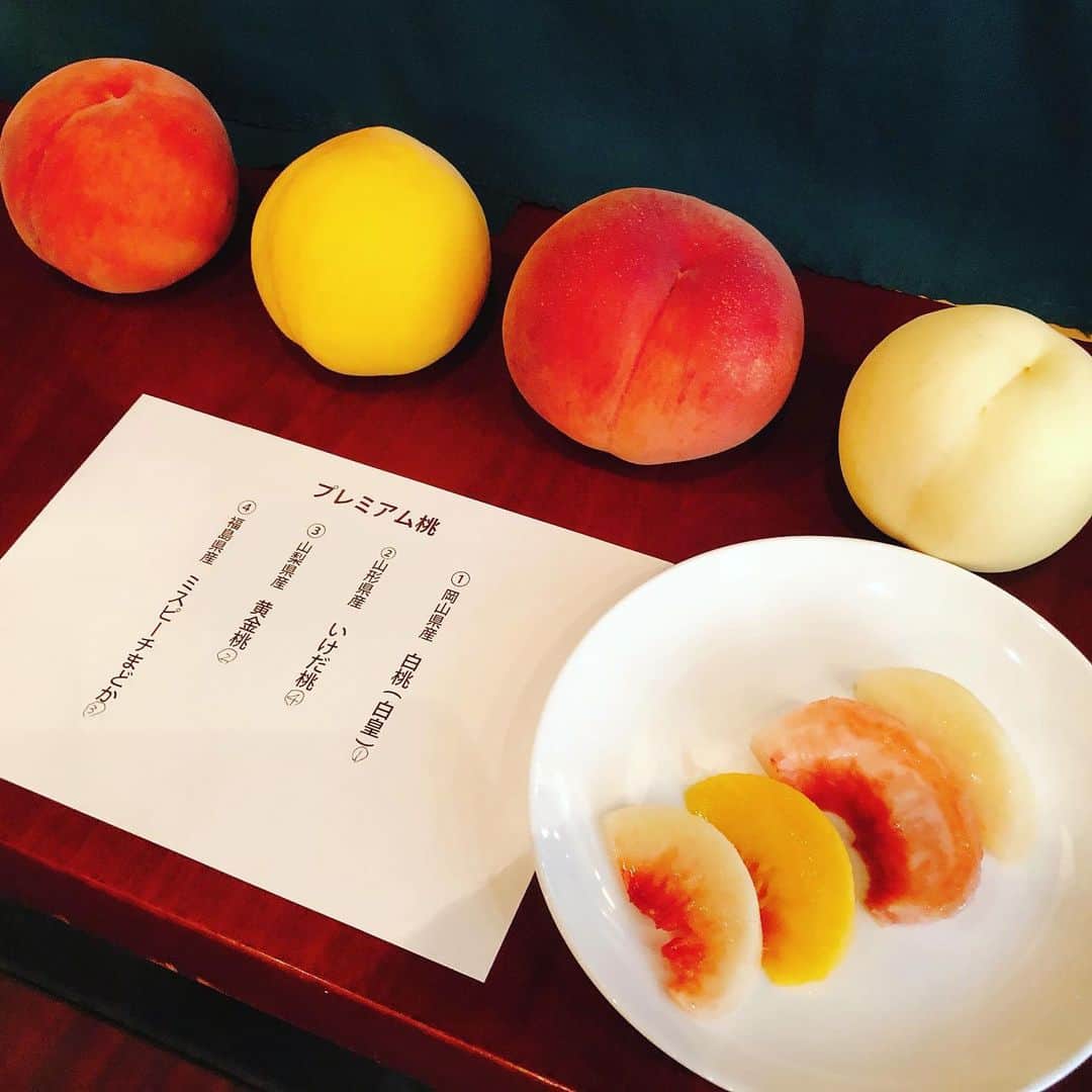 里井真由美さんのインスタグラム写真 - (里井真由美Instagram)「🇯🇵日本の果物は「世界一」だと思いますーっ😆‼️ ・ ・ 青果 仲卸問屋の「横浜水信(みずのぶ)」さんの新企画「フルーツビュッフェのお店」❗️その試作検討会へ伺いました♪ ・ ・ 🍇🍑🍌🍉🍓🍍🥭🥝🍋🍊🍎 ・ ・ 岡山、山梨を中心に10種のぶどう、4種の桃をそのまま食べ比べたり、 ・ ・ ケーキ、パフェ、フルーツサンド、ジャム、フルーツ料理、etc.. ・ ・ なんて、なんておいしいのでしょう〜😭❤️ 日本の果物は(果物だけじゃないけど)世界に誇れるおいしさですっ😤💪 ・ ・ 野菜ソムリエ協会 福井 栄治理事長、 理事の王 理恵ちゃんを中心に意見交換会を実施。 わたしも野菜ソムリエ上級プロとして色々頑張るぞ〜💪 ・ ・ #横浜水信#フルーツビュッフェ#横浜#水信#野菜ソムリエ#里井真由美#野菜ソムリエ上級プロ#ありが糖運動 #さといね」8月30日 5時42分 - mayumi.satoi