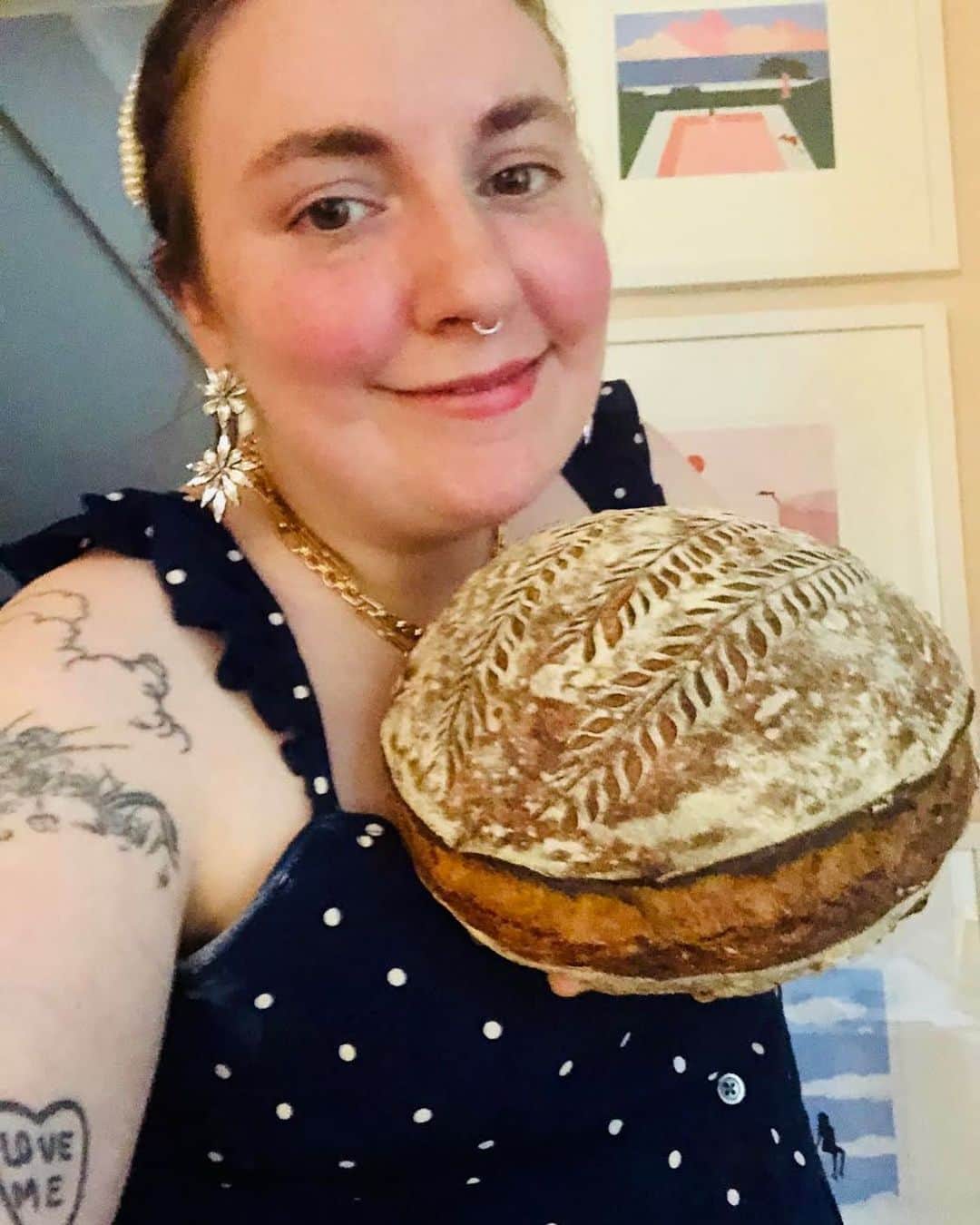 レナ・ダナムさんのインスタグラム写真 - (レナ・ダナムInstagram)「Bread is my passion and my lifestyle. Gluten is my copilot. This beautiful loaf is from @permanentbakesale 💛」8月30日 5時34分 - lenadunham