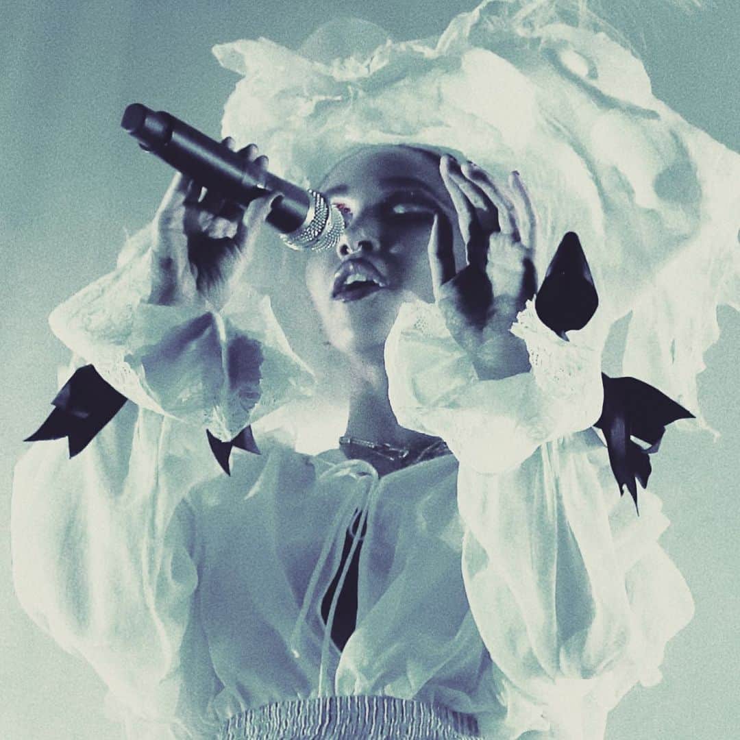 FKAツイッグスさんのインスタグラム写真 - (FKAツイッグスInstagram)「tell me about ur happy place...」8月30日 5時39分 - fkatwigs