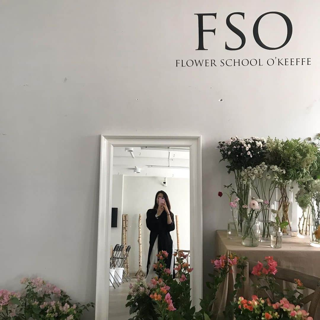 플로리스트 이주연 florist Lee Ju Yeonさんのインスタグラム写真 - (플로리스트 이주연 florist Lee Ju YeonInstagram)「. . #FSO @flower_school_okeeffe . . 가장처음으로 중국에서 워크샾갔던 인연깊은 FSO 8주년 기념으로 좋은 선생님들과 멋지고 뜻깊은 프로젝트 만들어 주셔서 진심으로 감사합니다 ♥️ . . 订花 WeChat ID vaness_flower 클래스상시모집 당일꽃주문가능 #수업문의 #주문예약 #lesson #Order  Katalk ID vaness52 WeChat ID vaness_flower E-mail vanessflower@naver.com . 강남구 역삼동608-16 📞02-545-6813 . #vanessflower #florist #flowershop #handtied #flowerlesson #花束 #花束包装 #바네스플라워 #플라워카페 #플로리스트 #꽃다발 #부케 #플로리스트학원 #역삼동꽃집 #역삼역꽃집 #언주역꽃집 #꽃꽂이수업 #플라워레슨 #꽃다발포장법 #꽃수업 #꽃주문 #하우스웨딩 #대관」8月30日 5時58分 - vanessflower