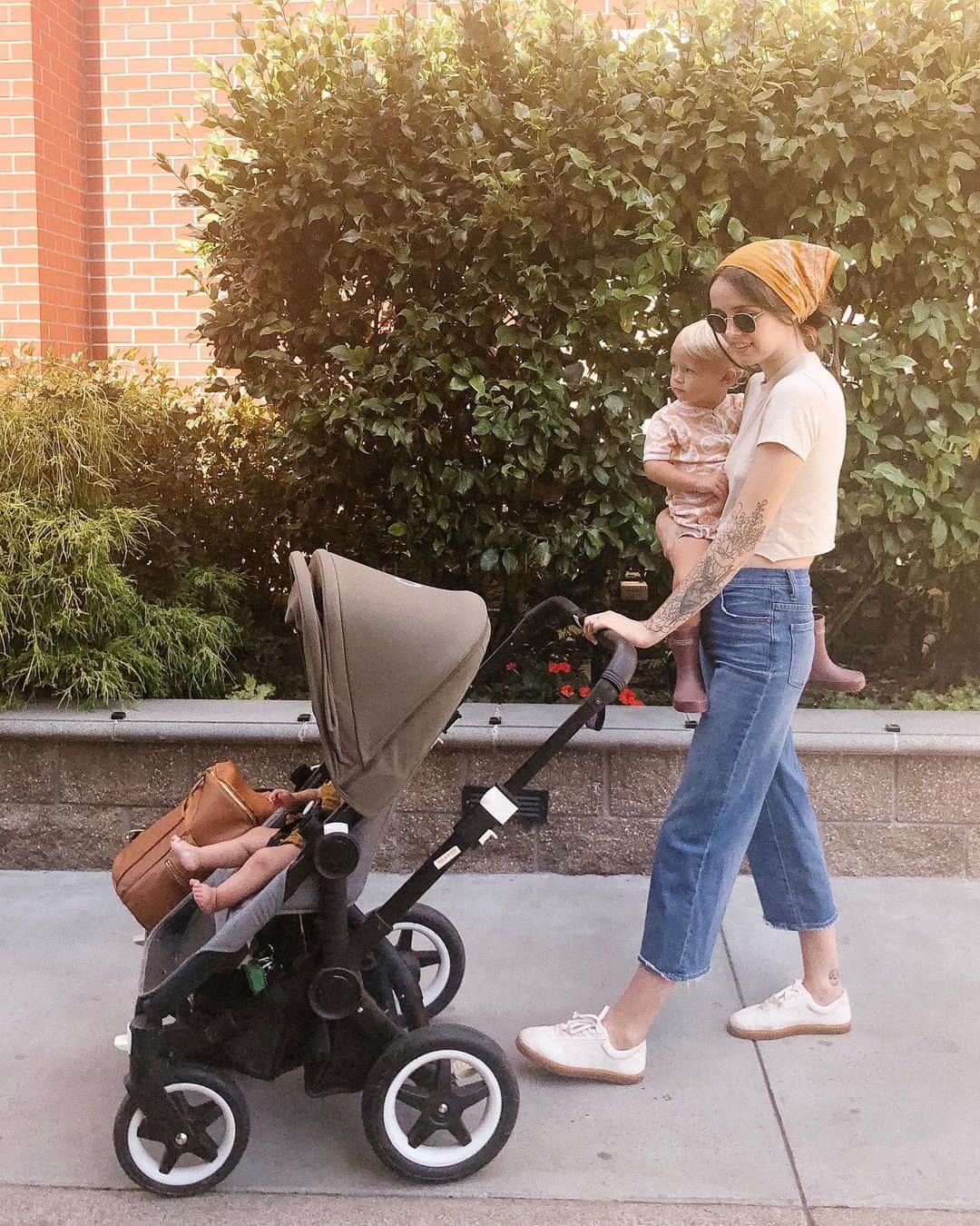 Acacia Brinleyさんのインスタグラム写真 - (Acacia BrinleyInstagram)「A good Thursday. Strolling, snacking, and loving. 💛 Swipe to last pic to see Rosie being a whole mood.」8月30日 5時58分 - acaciakersey
