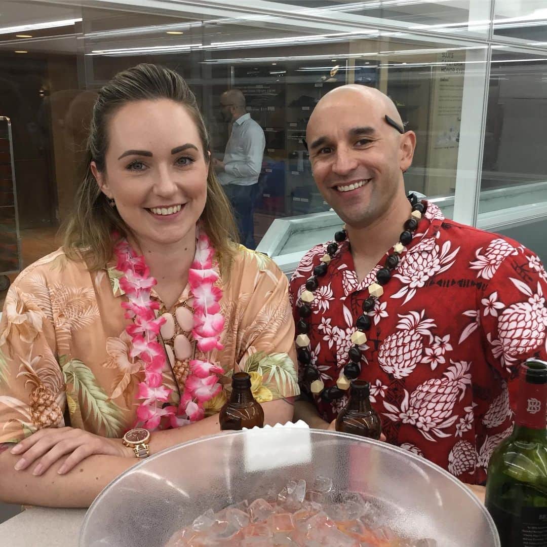 のインスタグラム：「🇺🇸大使館で納涼ならぬハワイアンパーティー🍻 この日は、みんなそれぞれハワイアンな格好でカフェテリアに集合しました。 まだまだ暑かったり少し不安定な天候が続きそうです😵💦 皆さん体調管理には気をつけて下さいね🍧 アロハ〜🌺 . #usa #america #hawaiian #officeevent #cheers #office #cafeteria #alohashirt #colleagues #happyhour #アメリカ #納涼 #乾杯 #ハワイアン #同僚 #カフェテリア #テーマコーデ #work #職場 #tgif #weekendbegins #週末 #金曜日」